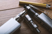 Grande estudo aponta riscos de trocar cigarros de tabaco por vapes