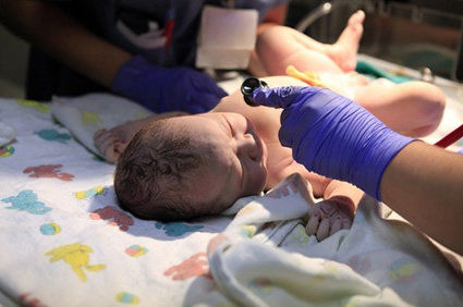A ordenha do cord&atilde;o umbilical pode ser segura e mais eficaz para rec&eacute;m-nascidos n&atilde;o vigorosos nascidos a termo ou no pr&eacute;-termo tardio