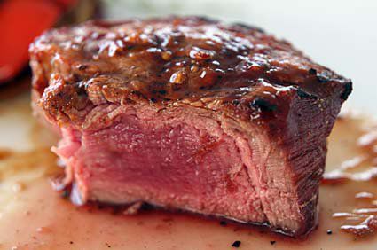 Dieta rica em carnes vermelhas e doces pode aumentar o risco de reincid&ecirc;ncia do c&acirc;ncer de c&oacute;lon