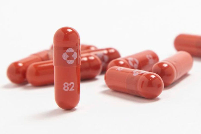Molnupiravir, um antiviral oral contra a COVID-19, reduziu o risco de hospitalização ou morte em aproximadamente 50%