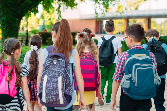 O uso de mochila para ir &agrave; escola pode causar dor nas costas em crian&ccedil;as e adolescentes?
