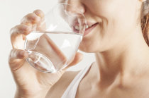 <i>JAMA</i>: aumento do consumo diário de água reduz infecções recorrentes do trato urinário em mulheres na pré-menopausa