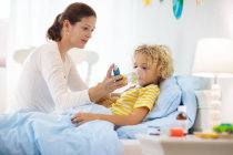 A ansiedade e a depressão da mãe levam à asma em crianças? Estudo mostrou associação da asma com sofrimento psicológico materno, mas não paterno
