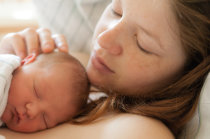 Aninhar o bebê pele a pele logo após o nascimento, com o “Método Mãe Canguru”, aumenta as taxas de sobrevivência de bebês com baixo peso ao nascer
