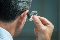 Aparelhos auditivos autoajustáveis de venda livre se mostraram tão benéficos quanto aparelhos ajustados por fonoaudiólogos