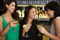 <i>BMJ</i>: consumo de álcool entre mulheres já é quase igual ao dos homens