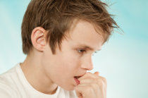 Chupar o dedo e roer as unhas protege contra alergias, segundo estudo publicado pelo <i>Pediatrics</i>
