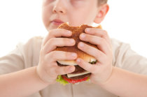 Crianças obesas e com sobrepeso estão em risco de deficiência de ferro