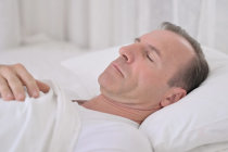 Dormir com dois travesseiros pode aumentar a press&atilde;o intraocular em casos de glaucoma