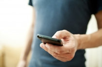 Estudo de pesquisadores indianos indica que o uso de celular por mais de uma hora por dia durante quatro anos pode danificar a audição