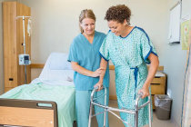 Ficar de pé e andar após uma grande cirurgia está associado a um menor risco de complicações pós-operatórias