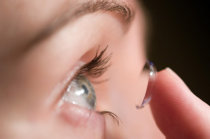 Lente de contato inteligente para glaucoma pode liberar medicamentos quando necessário