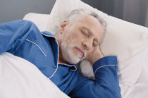 Menor duração do sono noturno está associada a um risco aumentado de deposição de beta-amiloide em idosos sem comprometimento cognitivo