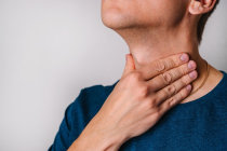 Microfone min&uacute;sculo de garganta pode detectar e transmitir palavras silenciosamente pronunciadas