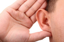 O uso de aparelhos auditivos pode evitar que prejuízos cerebrais devidos à surdez aconteçam