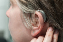 O uso de aparelhos auditivos pode prolongar a vida das pessoas