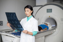 Tomografia computadorizada para rastreamento de câncer de pulmão é uma chance oportuna de verificação de osteoporose