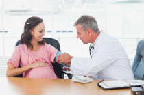 Transtornos hipertensivos da gravidez foram associados a riscos moderadamente aumentados de transtornos do espectro autista e TDAH na prole