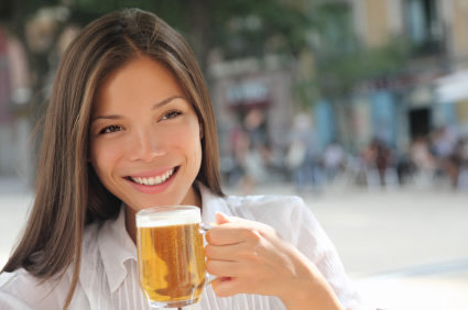 BMJ: ingestão moderada de bebida alcoólica pode ajudar a reduzir a incidência de artrite reumatoide em mulheres