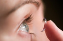 CDC: complicações do uso de lentes de contato e danos permanentes aos olhos