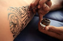 FDA alerta: tatuagens temporárias feitas com henna preta podem causar queimaduras e cicatrizes indesejáveis na pele