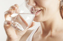 JAMA: aumento do consumo diário de água reduz infecções recorrentes do trato urinário em mulheres na pré-menopausa