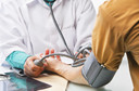 JAMA: controle rígido da pressão arterial sistólica (até 120 mmHg) em idosos pode ser melhor para evitar doenças cardiovasculares
