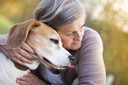Adotar um animal de estimação pode ajudar a retardar o declínio cognitivo em idosos que vivem sozinhos