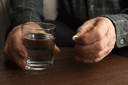 Aspirina diária não ajuda na prevenção de fraturas em idosos e aumenta o risco de quedas graves em 17%