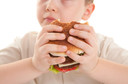 Maior consumo de alimentos ultraprocessados na infância está associado a maiores aumentos na adiposidade até o início da idade adulta