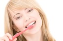 Não escovar os dentes pelo menos duas vezes ao dia pode aumentar em 70% o risco para doenças cardiovasculares, segundo artigo do BMJ