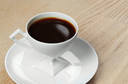 O consumo de cafeína aumenta o risco de fibrilação atrial de início recente?